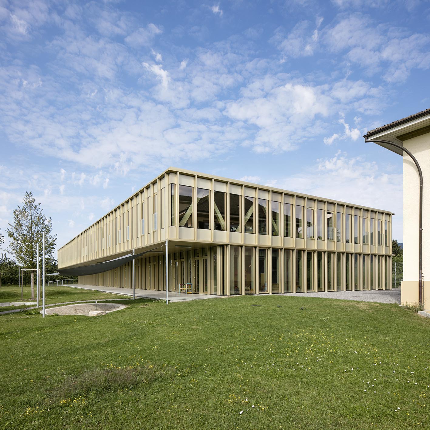 : Nouvelle construction et transformation de l'école, Sutz-Lattrigen, bauzeit architekten